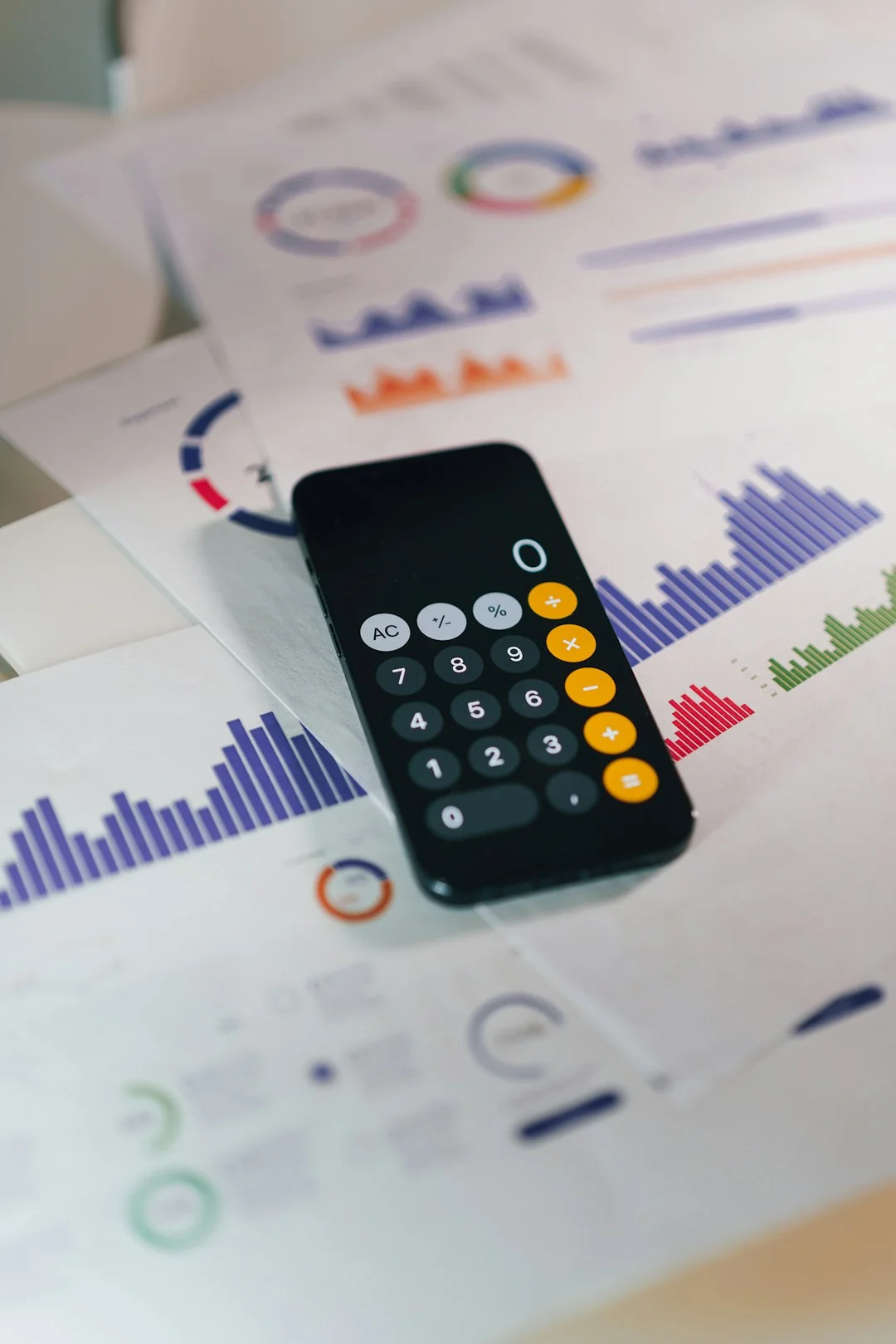 services-04 Ruce pracující s digitální mapou na tabletu v městském prostředí v noci, což ilustruje navigaci a technologie.